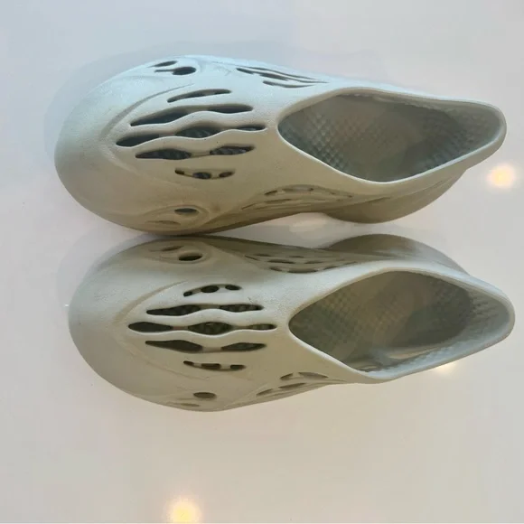 Men’s Adidas Yeezy Foam Runners in Stone - Picture 3 of 4